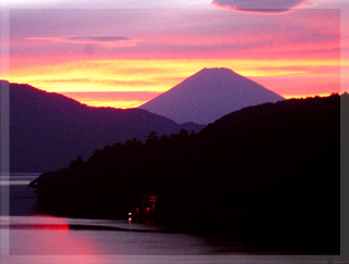 成川美術館展望ラウンジからの富士山の写真